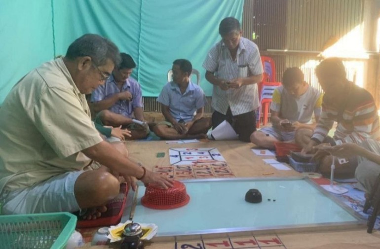 ទីតាំង​បន​ល្បែង បៀ​រ អាប៉ោង និង​ល្បែង​ធួ​រ ខុសច្បាប់ បើក​ជា​ទ្រង់ទ្រាយ​ធំ មួយ​កន្លែង​ក្នុង សង្កាត់​ចំការ​សំរោង ក្រុង​បាត់ដំបង តើ​លោក​ស្នងការ​មាន​បានដឹង​ដែរ​ឬទេ​?